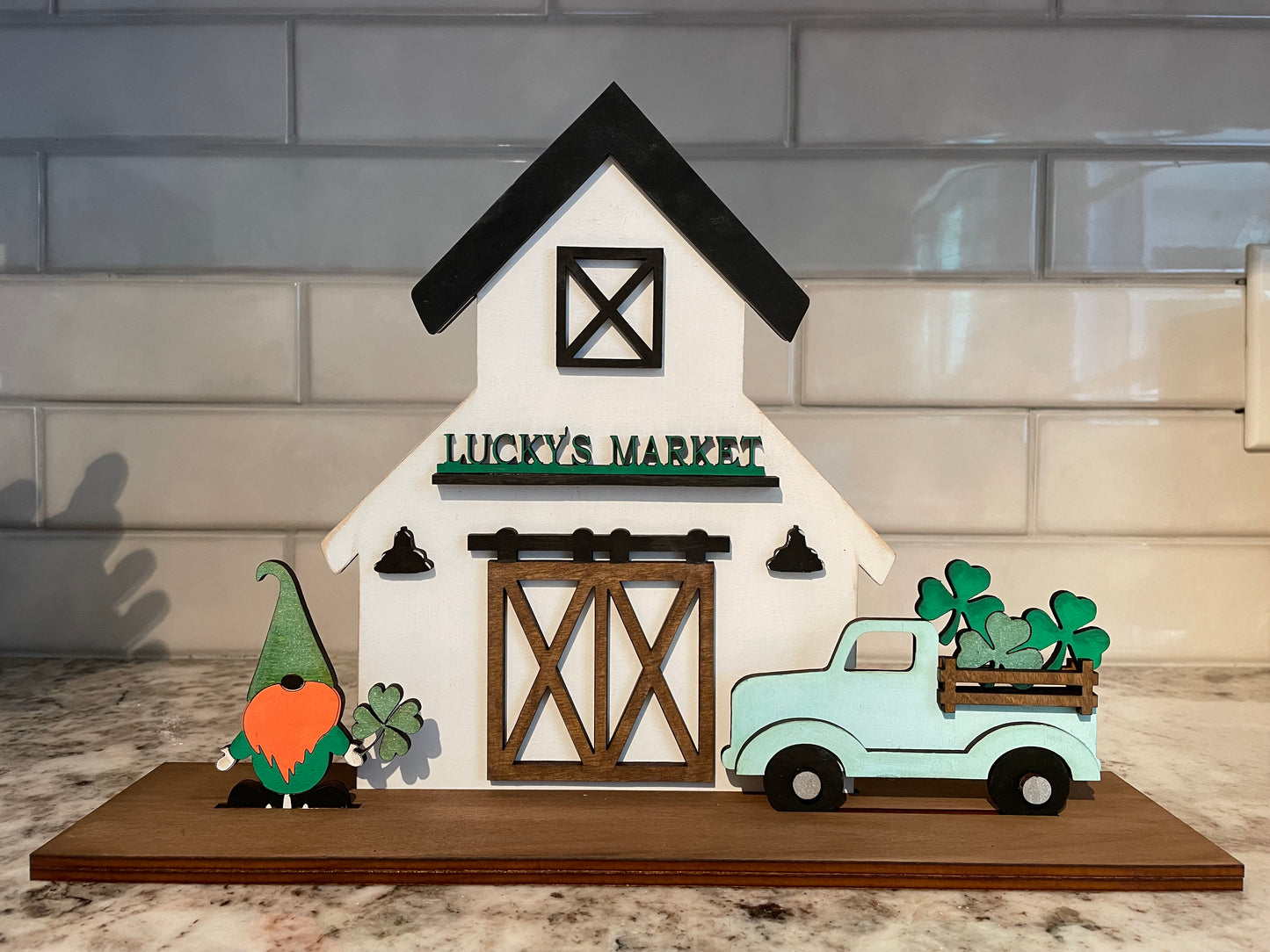 Interchangeable barn.